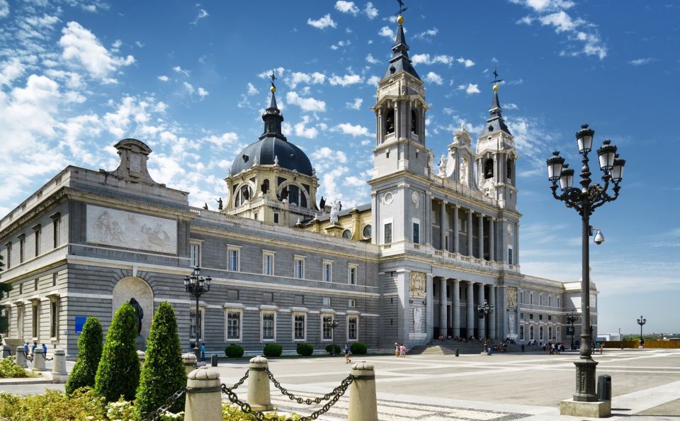 Madrid: 2-Hour City Highlights Guided Walking Tour - Tour Experience