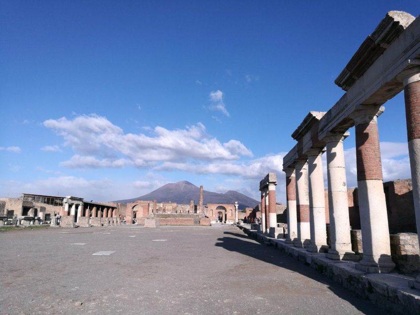 Magical Christmas Tour Around Pompeii - Included Guide and Meeting Point