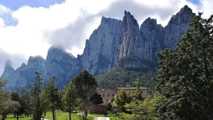 Montserrat & Cava Wineries Day Trip From Barcelona W/ Pickup - Review Summary