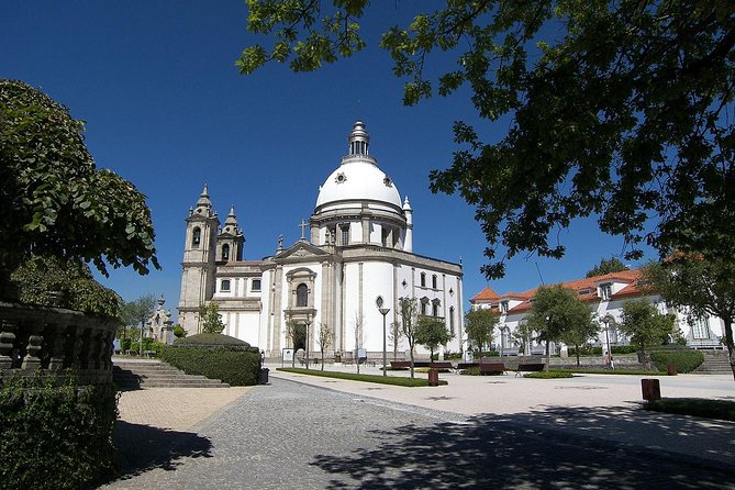 Private Tour of Porto Guimarães & Braga With Lunch - Common questions