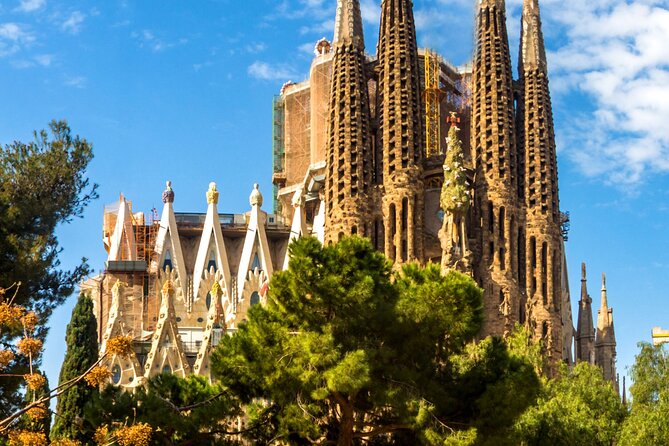 Sagrada Familia Comedy Tour - Weather and Traveler Requirements