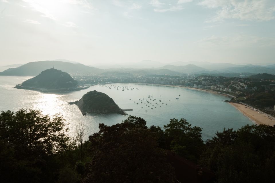 San Sebastián: City Tour With Pintxos and Wine - Experience Highlights