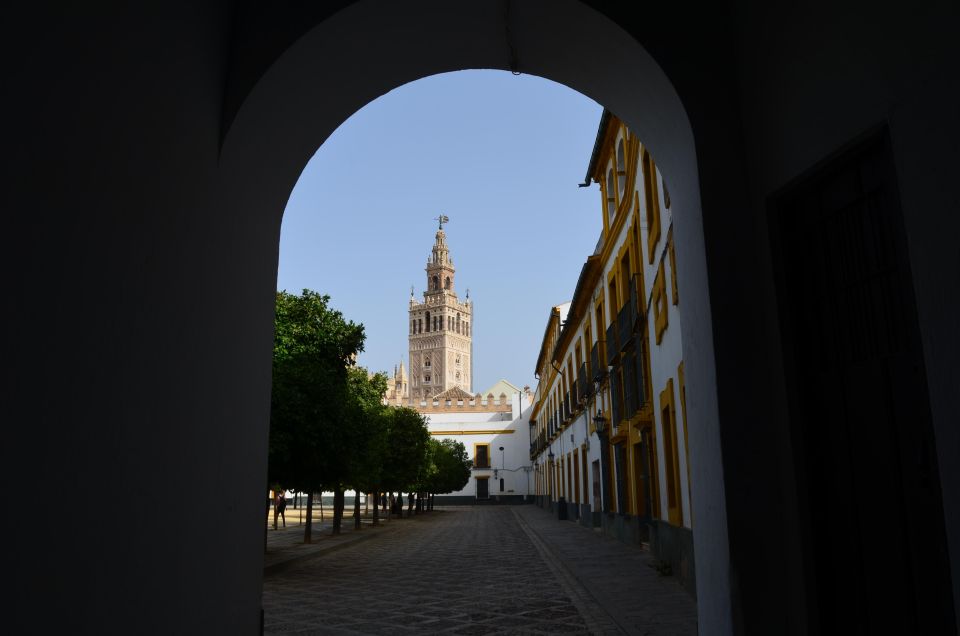 Santa Cruz Neighborhood, the Former Jewish of Seville - Directions and Highlights