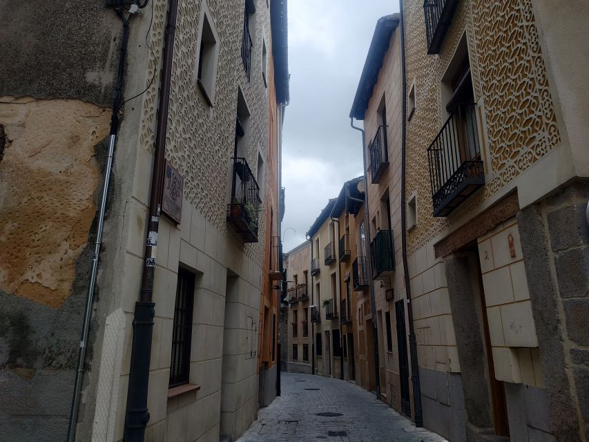 Segovia: Guided Walking Tour With Cathedral & Alcázar Entry - Guided Walking Tour Details