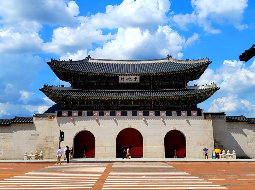 Seoul: Gyeongbokgung Palace, Jogyesa Temple, and Cheongwadae - Historical Insights in Insadong Area