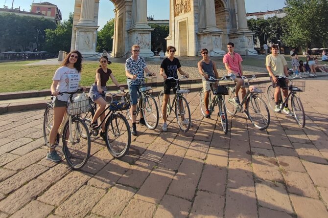 Sunset Bike Tour in Milan With Aperitivo Included - Guide and Group Size
