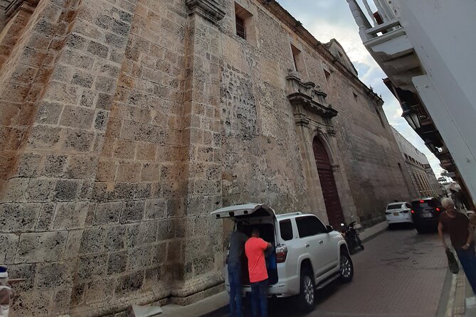 Tour in Chiva 5 Hours Through the City of Cartagena - Common questions