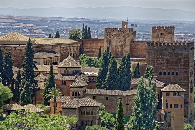 Touristic Highlights of Granada on a Private Full Day Tour With a Local - Generalife Gardens Stroll