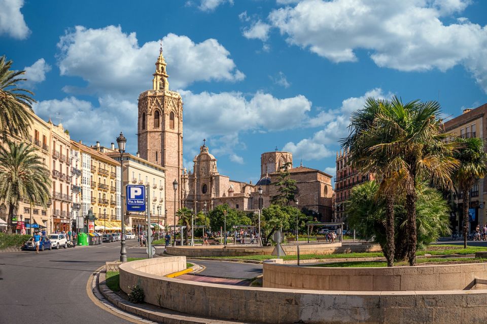 Valencia Family Discovery: Squares & Gardens - Serene Gardens Discovery