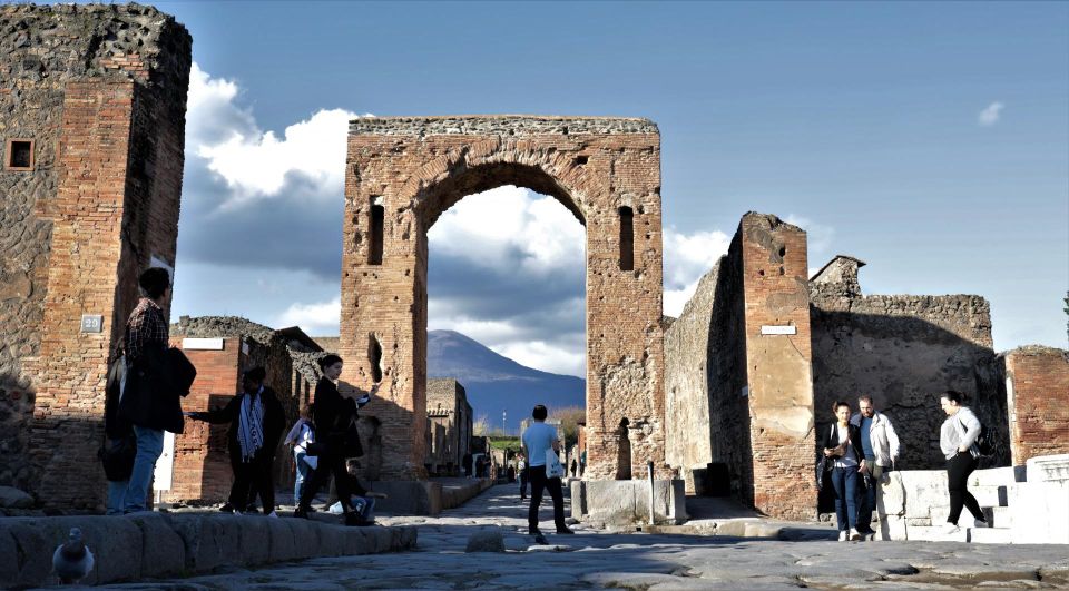 4H Private Guide Tour in Pompeii With Villa Dei Misteri - Key Points