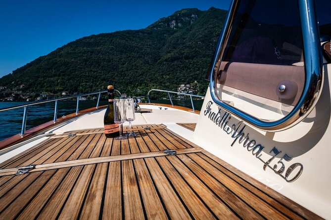 1H Private Cruise on a Beautiful Wooden Speedboat on Lake Como - Capture Memorable Photos