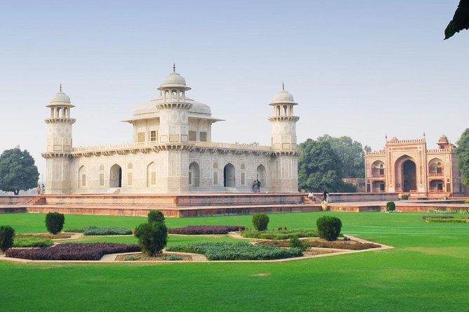 Agra Tour: Visit Taj Mahal, Agra Fort & Enjoy Mughalai Mehandi Design - Common questions