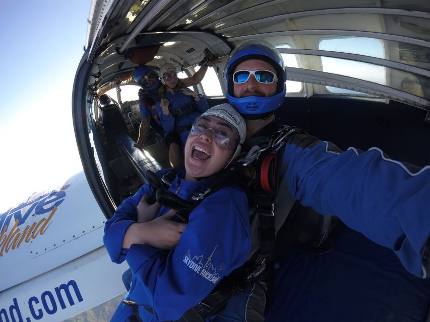 Auckland: 13000, 16000, or 18000-Foot Tandem Skydive - Flight and Dive Experience