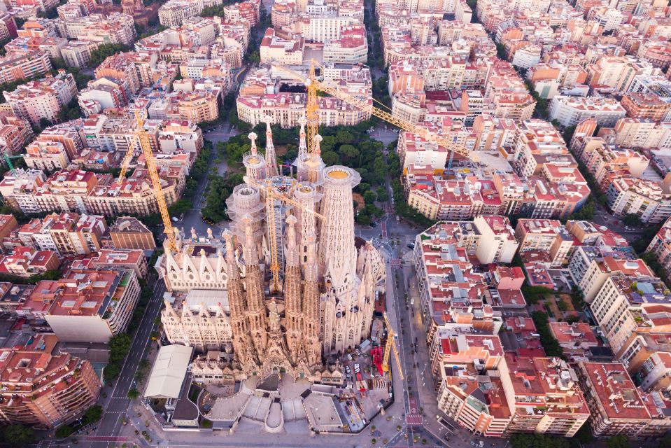 Barcelona Old Town and Top Attractions Private Car Tour - Important Information and Logistics