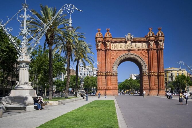 Barcelona: Professional Photoshoot Outside Arc De Triomf - Common questions