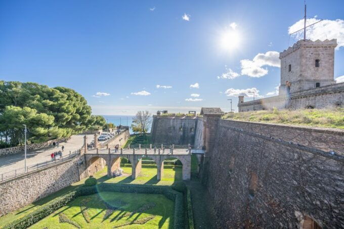 Barcelona: Walking Tour With Montjuic Castle & Cable Car - Cable Car Ride