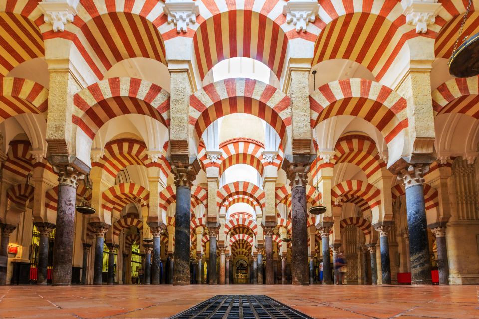 Córdoba: Mosque-Cathedral, Synagogue and Alcázar Guided Tour - Guide Information and Styles