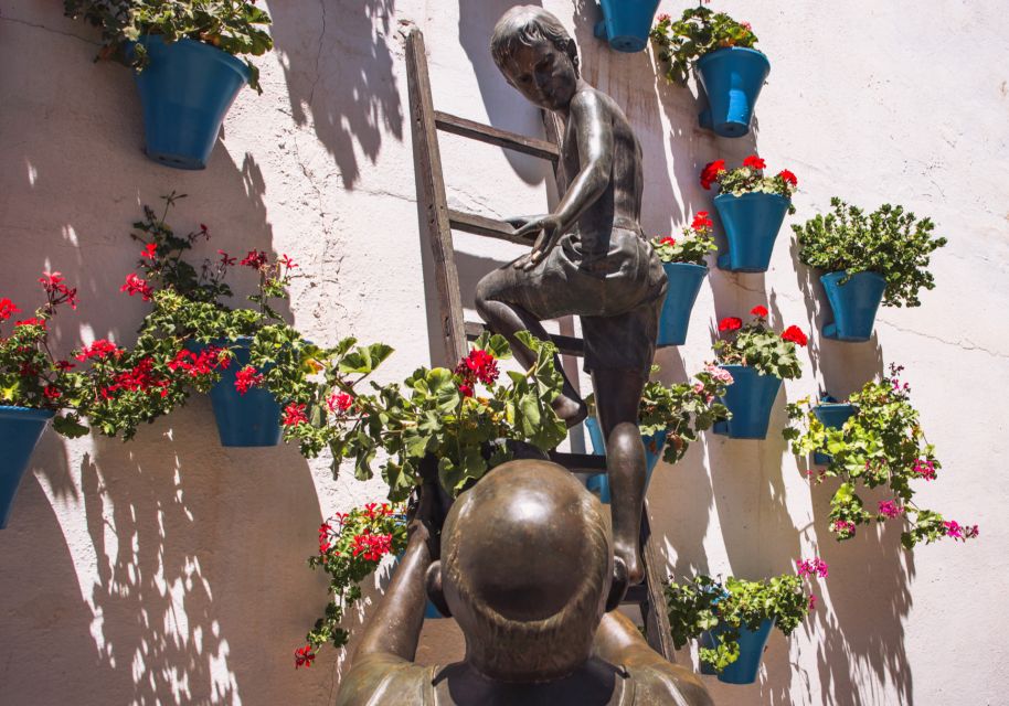 Córdoba: Scavenger Hunt and City Highlights Walking Tour - Languages & Accessibility
