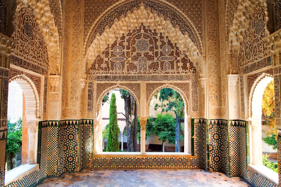 Granada: Alhambra and Nasrid Palaces Private Tour - Visitor Experience