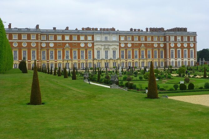 Hampton Court Palace and Garden Private Tour With Fast Track Pass