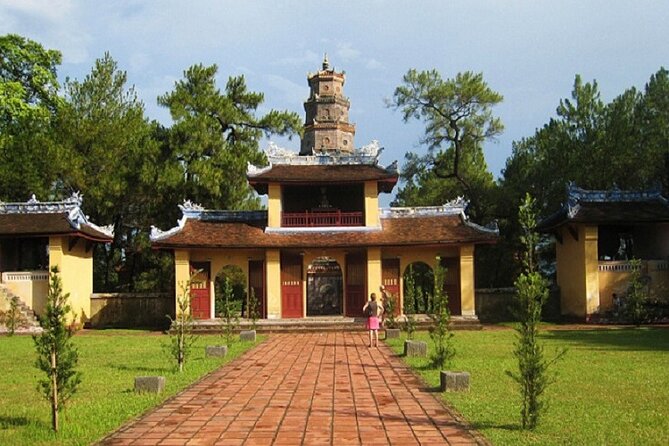 Hue Dragon Boat Tour: Visit Pagoda and Royal Tombs - Group Experience