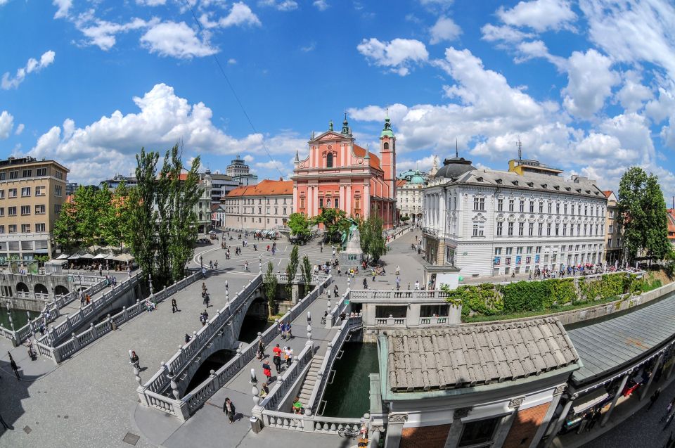 Ljubljana: Guided Walk & Funicular Ride to Ljubljana Castle - Tour Guide Expertise