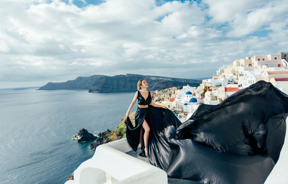 Photoshoot in Santorini With Flying Dress - Description