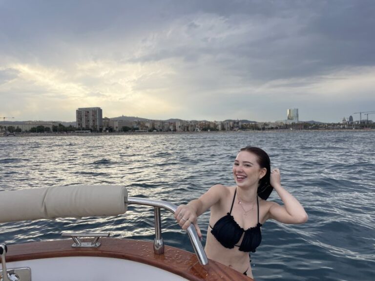 Private Classic Yacht Tour With Drinks and Snacks