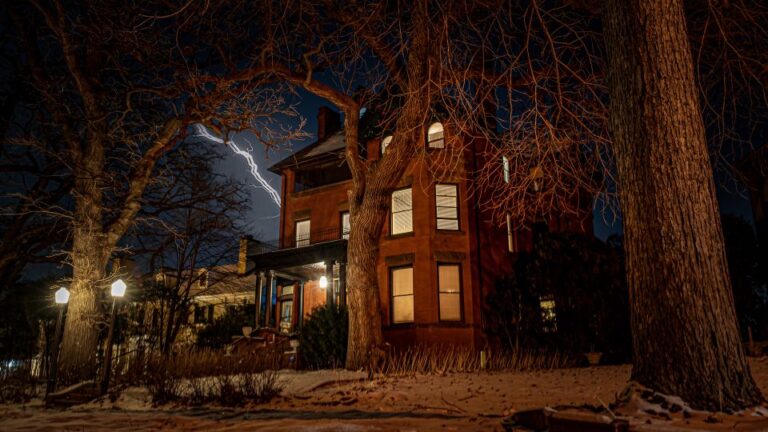 St. Paul: Mansions of Mystery Twin Cities Ghost Walking Tour