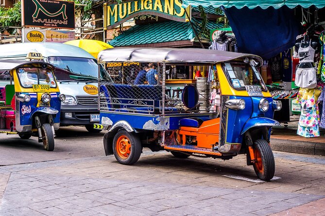 Tuk-tuk Tour Bangkok by Nighttime Sightseeing - Local Street Food Delights