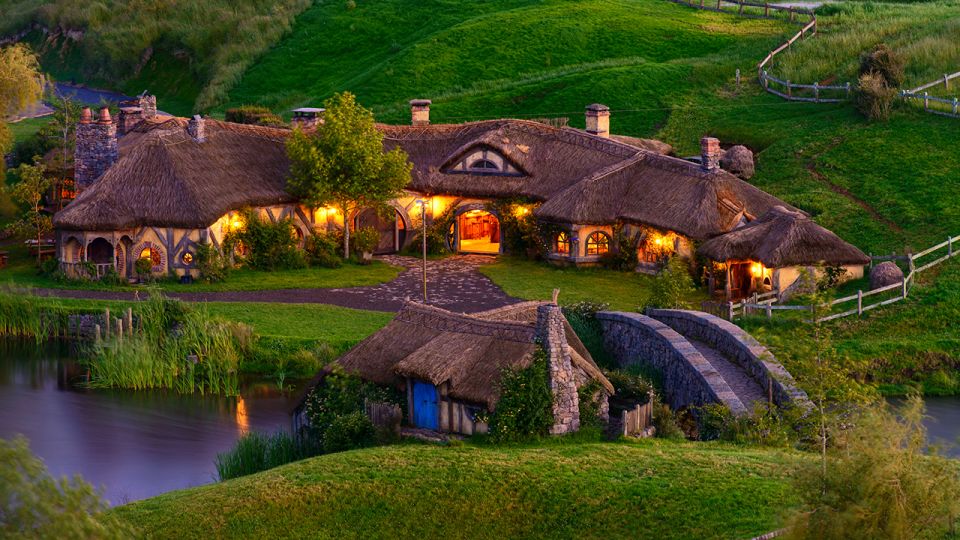 Auckland: Hobbiton Movie Set and Waitomo Small Group Tour - Waitomo Caves Exploration