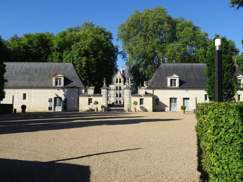 Azay-Le-Rideau Castle: Private Guided Tour With Ticket - Tour Guide Information