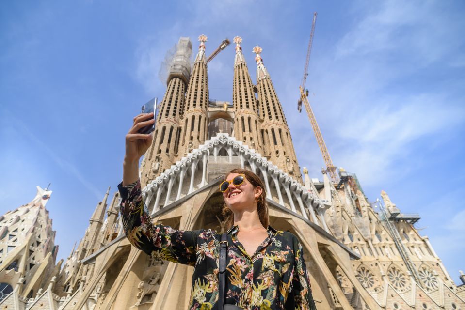 Barcelona Free Tour: Gaudi Highlights and La Sagrada Famila - Common questions
