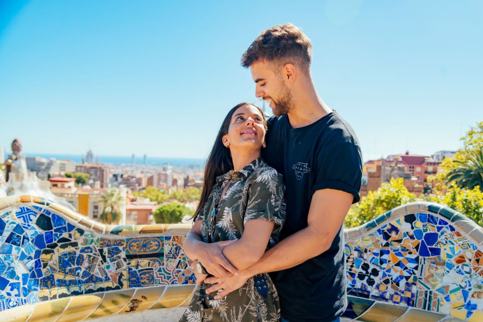 Barcelona: Professional Photoshoot at Park Güell - Gift Options Available