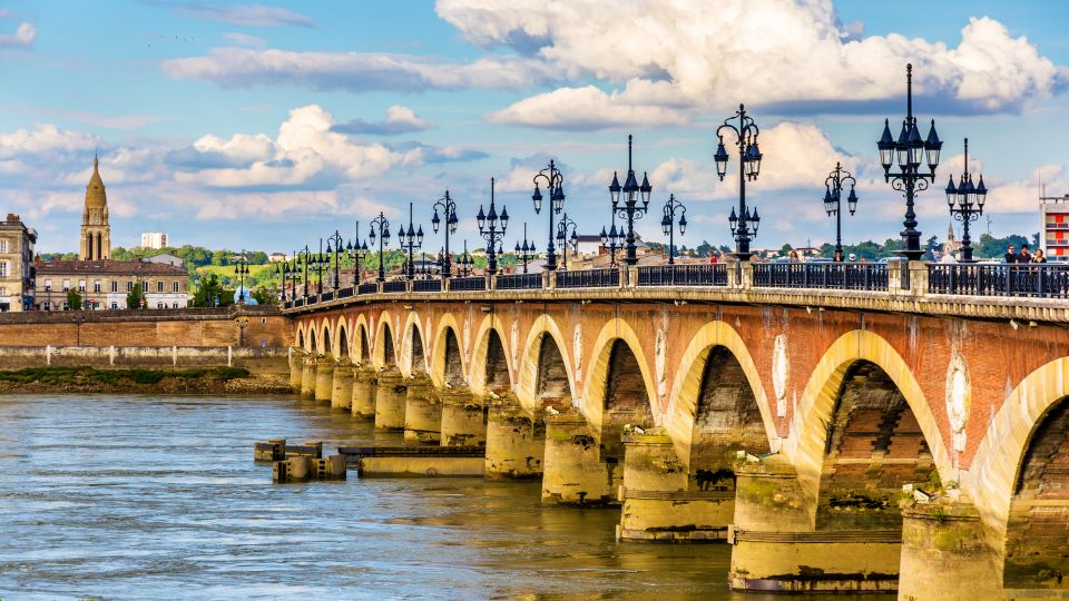 Bordeaux: First Discovery Walk and Reading Walking Tour - Common questions