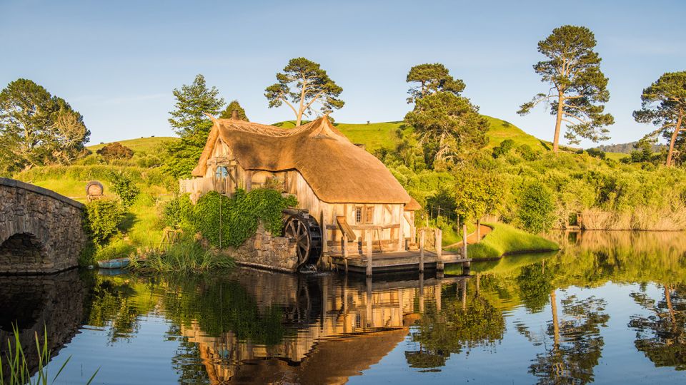 From Auckland: Hobbiton Movie Set Full-Day Trip - Souvenir Shopping Opportunities
