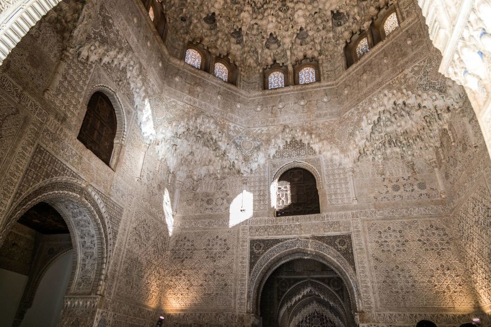 Granada: 3-Hour Alhambra and Generalife Gardens Guided Tour - Meeting Point