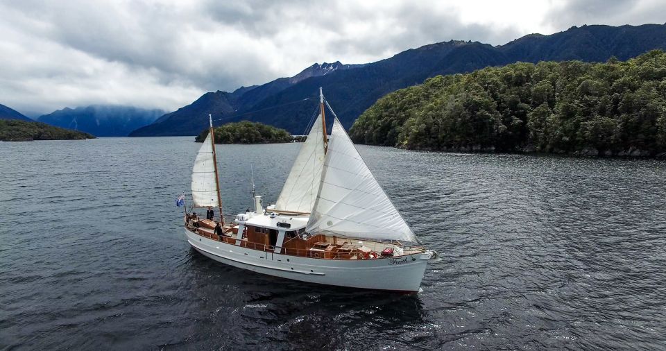 Lake Te Anau: 3-Hour Boat Cruise With Guided Walk - Background