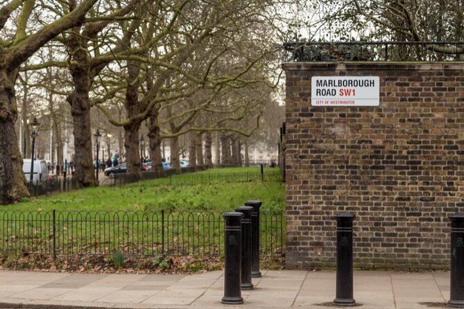 London: Changing Of The Guard Self-Guided Walking Tour - Common questions