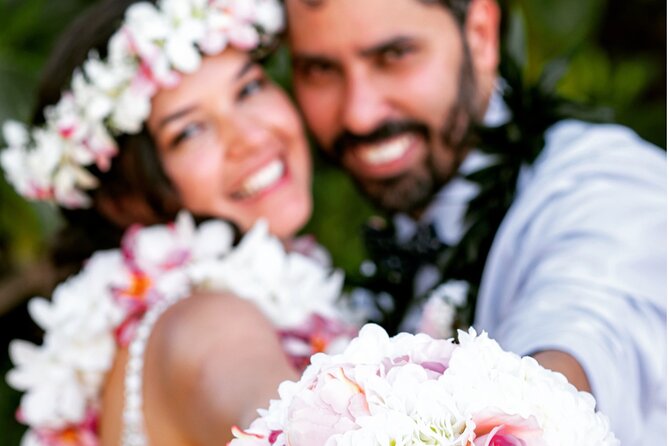 Maui Photoshoot Fun and Creative Memories - Navigating to Po‘olenalena Beach