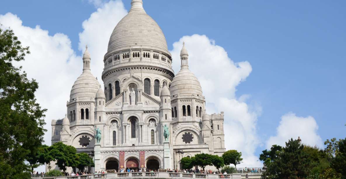 Montmartre: First Discovery Walk and Reading Walking Tour - Itinerary Highlights