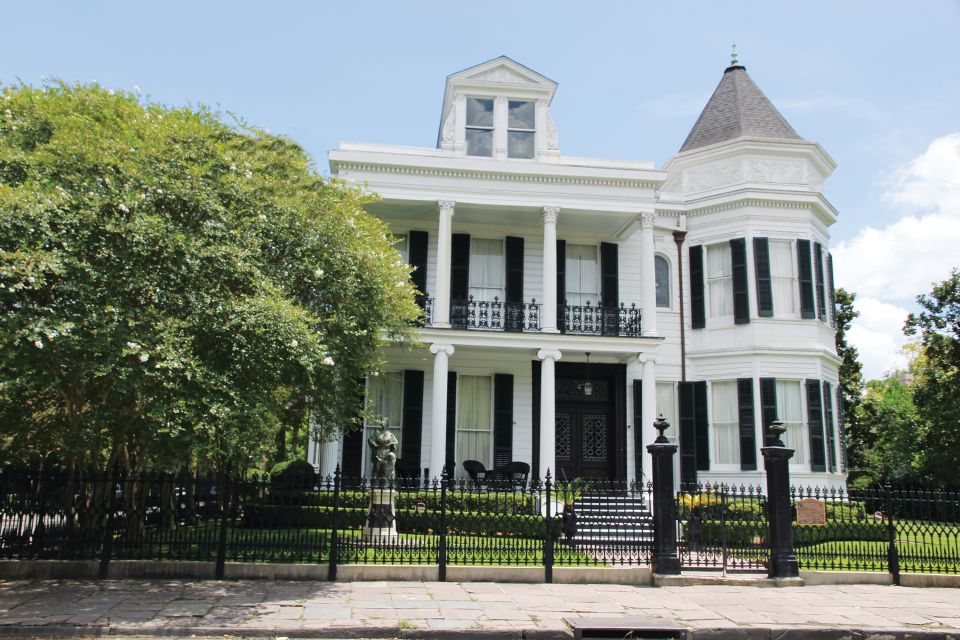 New Orleans: 2.5-Hour City & Cemetery Tour by Bus - Live Tour Guide