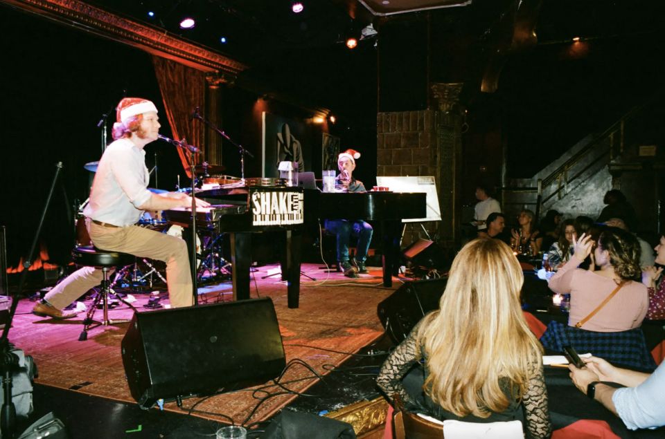 New York City: Dueling Pianos Show - Common questions