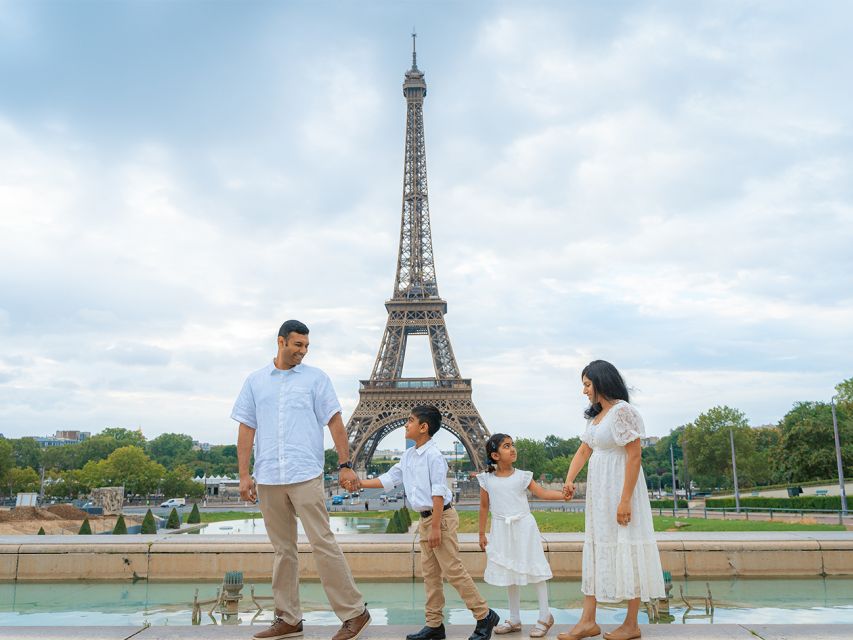 Paris: Professional Photoshoot With the Eiffel Tower - Background