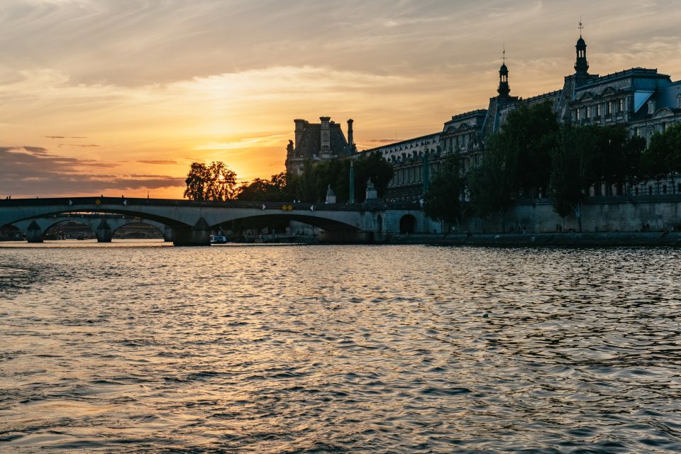 Paris: Seine River Sightseeing Cruise With 3-Course Dinner - Tips for a Memorable Cruise