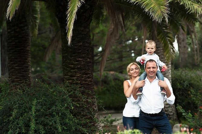 Private Photo Session With a Local Photographer in Cambrils - Accessibility and Group Size