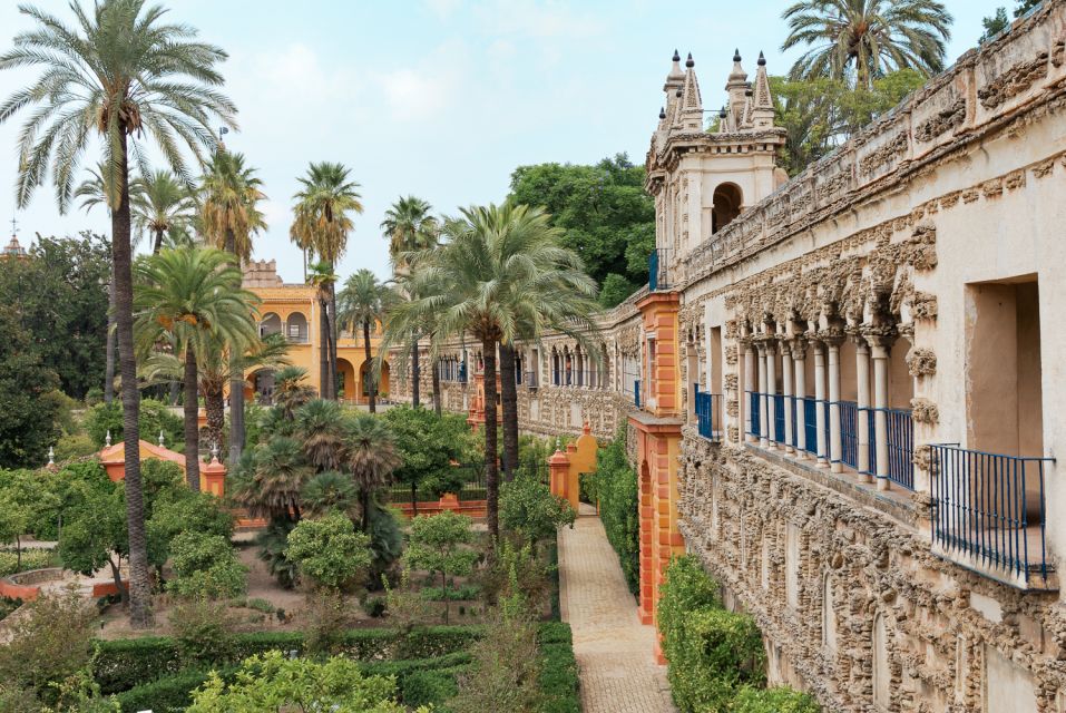 Seville: Alcázar, Cathedral and Giralda Tour With Tickets - Booking Information and Location Details