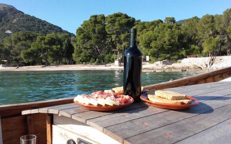 Alcudia: Traditional Mallorcan Boat Tour With Tapas & Drinks - Tapas and Drinks Selection