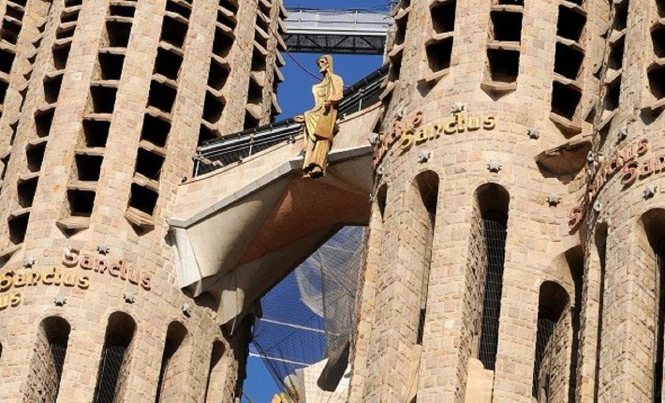 Barcelona: Sagrada Familia Tour of the Facades in German - Common questions