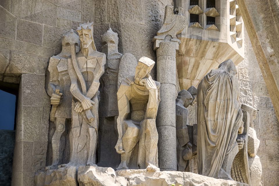 Barcelona: Sagrada Familia Tour With Optional Tower Access - Directions and Meeting Points